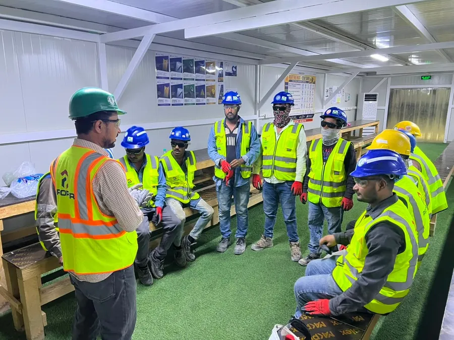 HSE toolbox talk for PROPER crews before a shift on the data center site